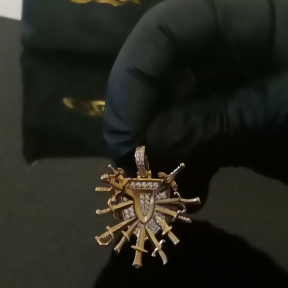 Mens gold pendant - Picture 3 of 5